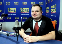 Policjant w czasie wolnym od służby udziela wywiadu w Radio Opole