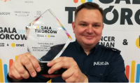 Policjant w mundurze odbiera  zwycięską  statuetkę. Poznań 2019- Gala Twórców