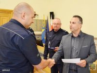 Asp. Sebastiian Kołtowski odbiera z rąk I Z-cy Komendanta Wojewódzkiego Policji w Opolu gratulacje