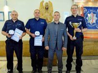 Trzech najlepszych dyżurnych wraz z I Zastępcą Komendanta Wojewódzkiego Policji w Opolu