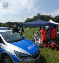 radiowóz z policjantem i ratownicy medyczni