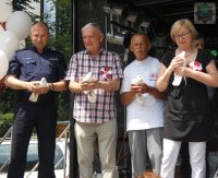 I Z-ca Komendanta Miejskiego Policji w Opolu i inni gości z białymi gołębiami symbolem wolności