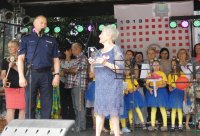 I Zastępca Komendanta Miejskiego Policji w Opolu wręcza pani prezes Elwirze Bury podziękowania na pamiątkowej tabliczce