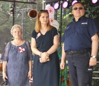 asp. sztab. Maciej Kędra obok pani Prezydent i Pani Prezes PCK