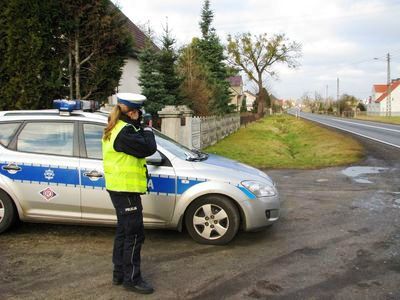Na zdjęciu policjantka  ruchu drogowego przeprowadzająca pomiar prędkości