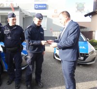 Burmistrz UM Prószków przekazuje klucze do radiowozu kierownikowi posterunku