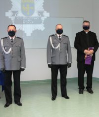 policjanci ślubują na sztandar