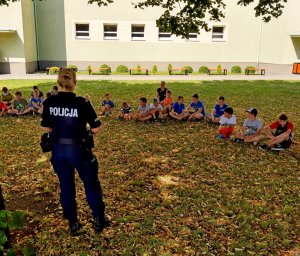 Policjanci -  dzielnicowi podczas działań profilaktycznych z dziećmi