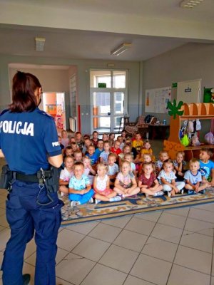 Policjanci -  dzielnicowi podczas działań profilaktycznych z dziećmi