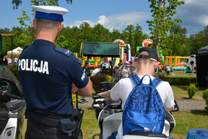 Policjant Ruchu Drogowego z dzieckiem na motocyklu