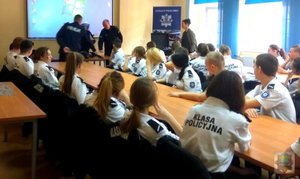 Uczniowie klasy mundurowej na wykładzie w Komendzie Wojewódzkiej Policji w Opolu