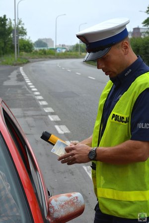Policjant ruchu drogowego przeprowadza kontrole pojazdu