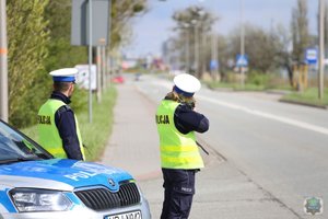 Patrol ruchu drogowego mierzy prędkość nadjeżdżającego pojazdu