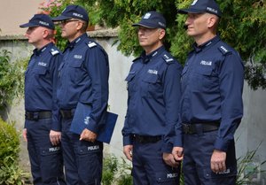 Obok siebie stoją Komendant Główny Policji, Komendant Wojewódzki Policji w Opolu i jego zastępcy