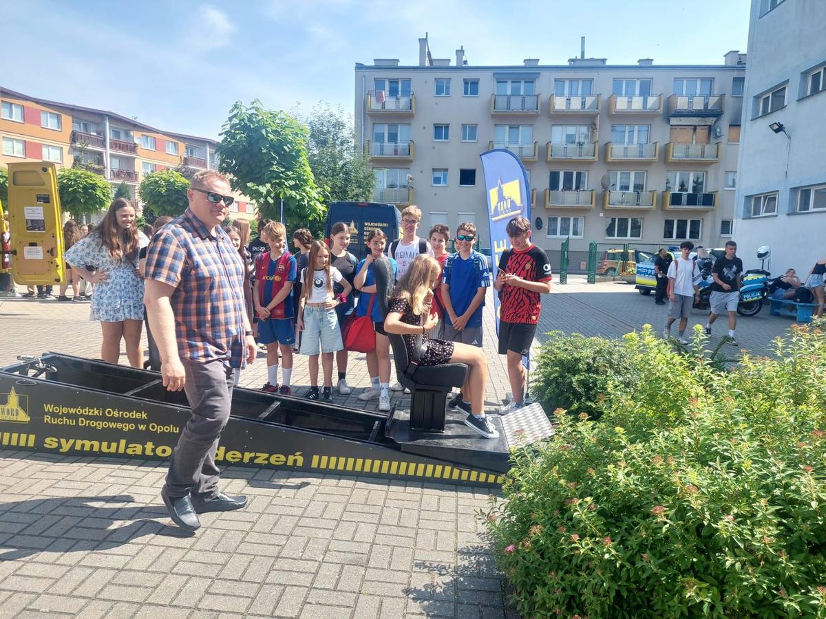 zdjęcie: młodzierz podczas spotkania  zpolicjantami