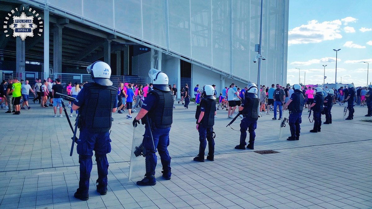 zdjęcie: policjanci zabezpieczający sierpniowy mecz