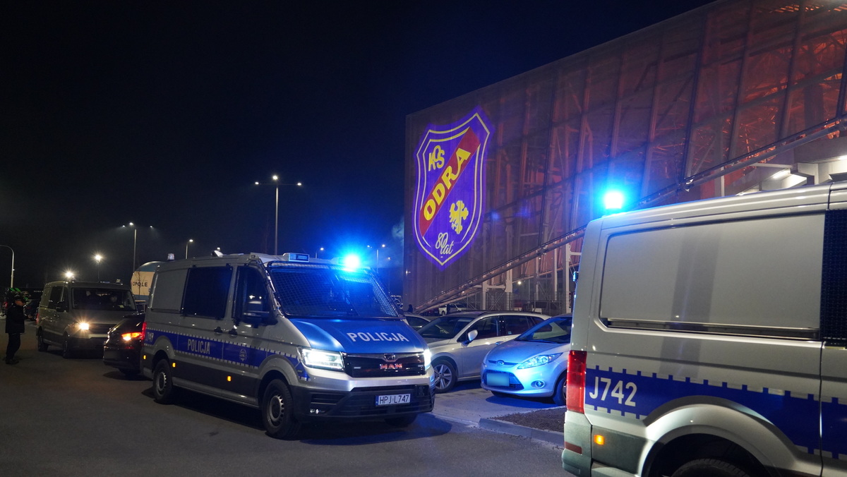 zdjęcie: policjanci zabezpieczający sierpniowy mecz