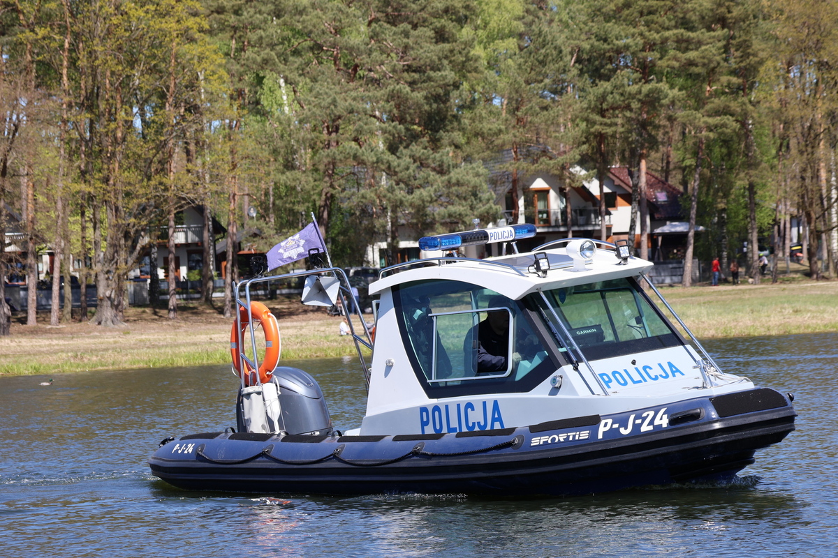 zdjęcie: policyjna motorówka