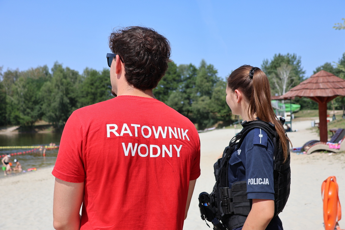 zdjęcie: policjantka i ratownik wopr