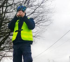 Policjant umundurowany pracuje na wideorejestratorze