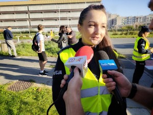 policjantka mówi do mikrofonów