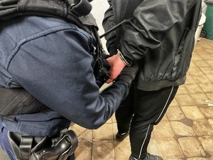 zatrzymany prowadzony przez policjantkę