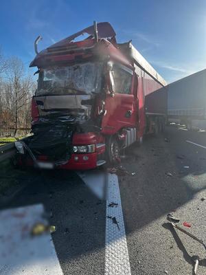 zniszczony samochód ciężarowy stoi na autostradzie