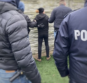 zdjęcie kolorowe: mężczyzna podejrzany o o podpalenie, groźby karalne i znieważenie policjantów zatrzymany przez opolskich kryminalnych