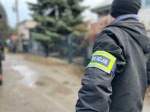 zdjęcie kolorowe: mężczyzna podejrzany o o podpalenie, groźby karalne i znieważenie policjantów zatrzymany przez opolskich kryminalnych