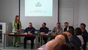 policjanci i zaproszeni goście w trakcie narady