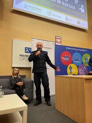 policjanci w trakcie debaty