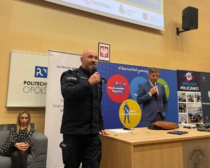 policjanci w trakcie debaty