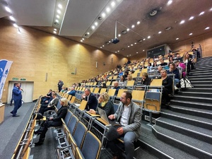 policjanci w trakcie debaty