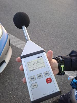 policjanci prowadzą kontrole drogowe