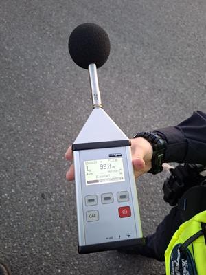 policjanci prowadzą kontrole drogowe
