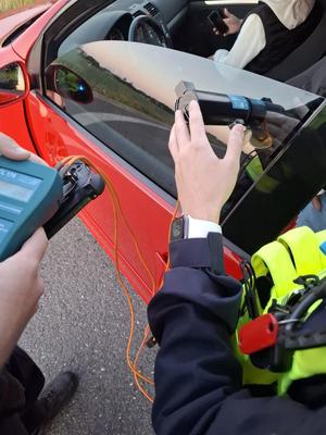 policjanci prowadzą kontrole drogowe