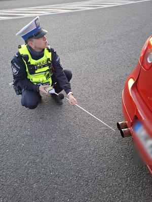 policjanci prowadzą kontrole drogowe
