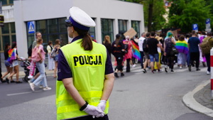policjanci zabezpieczają marsz