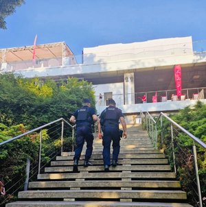 policjanci w trakcie zapewniania bezpieczeństwa w okolicach festiwalu
