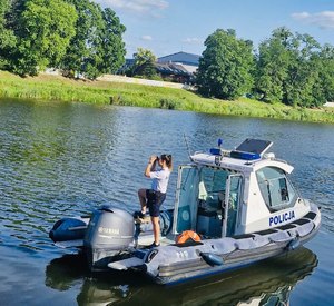 policjanci w trakcie zapewniania bezpieczeństwa w okolicach festiwalu