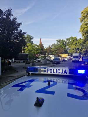 policjanci w trakcie zapewniania bezpieczeństwa w okolicach festiwalu