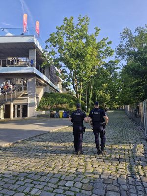 policjanci w trakcie zapewniania bezpieczeństwa w okolicach festiwalu