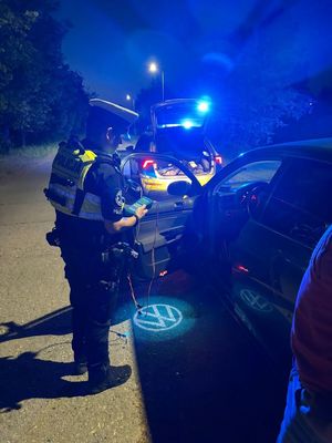 policjant sprawdza stan techniczny pojazdu