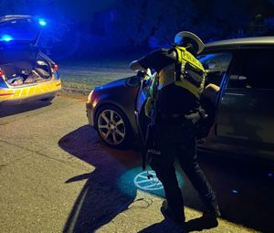 policjant sprawdza stan techniczny pojazdu