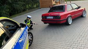 policjant sprawdza stan techniczny pojazdu