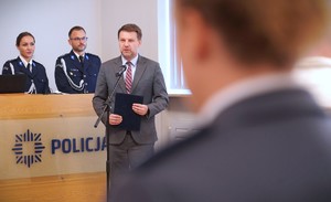Mężczyzna wypowiada się do mikrofonu.