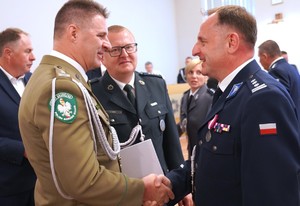 Zdjęcie: mężczyźni wymieniają się gratulacjami.