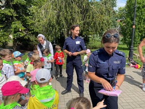 piknik rodzinny na placu wolności - policjanci z uczestnikami