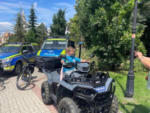 piknik rodzinny na placu wolności - policjanci z uczestnikami