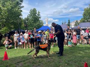 piknik rodzinny na placu wolności - policjanci z uczestnikami
